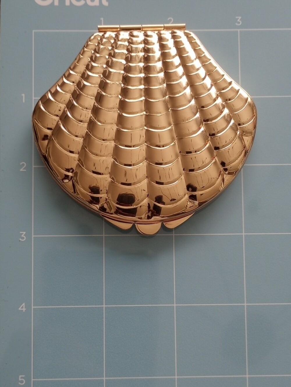 Shell-Shaped Golden Compact Mirror Summer Ocean Beach - Picture 3 of 3